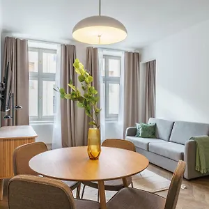 Limehome Halkova شقة فندقية